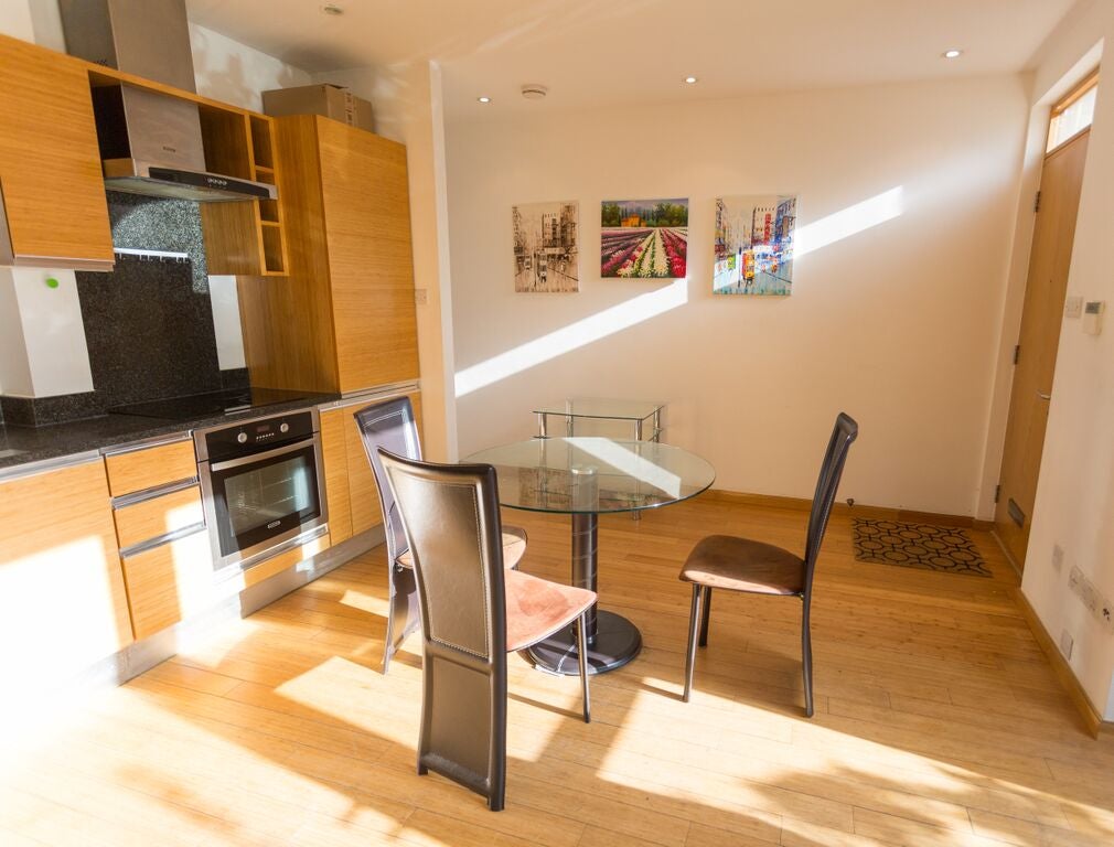 Flat Westferry Road in Greater London