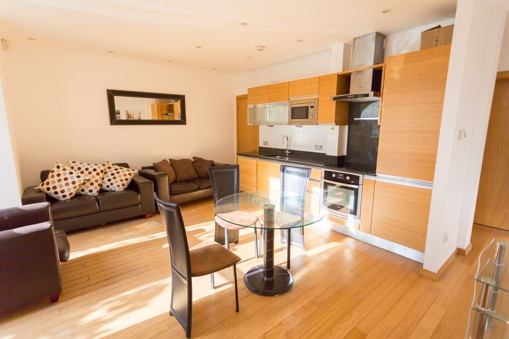 Flat Westferry Road in Greater London