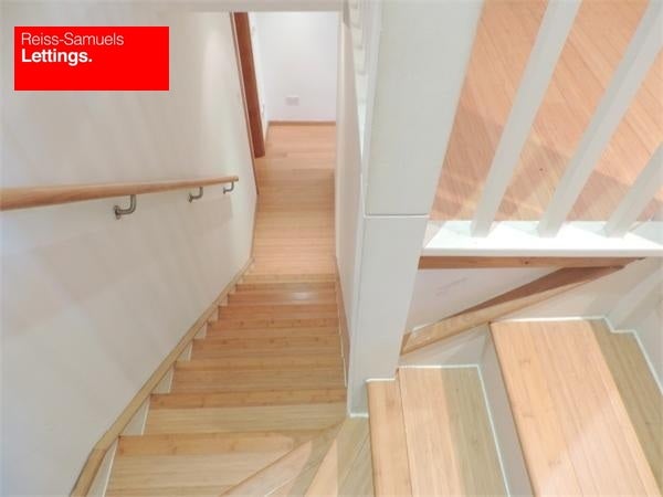 Flat Westferry Road in Greater London