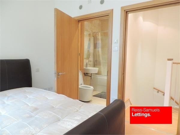 Flat Westferry Road in Greater London