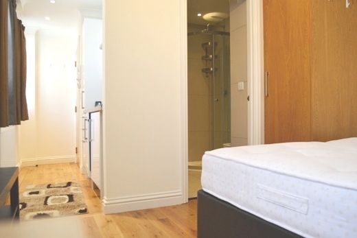 Flat Cheniston Gardens in Greater London