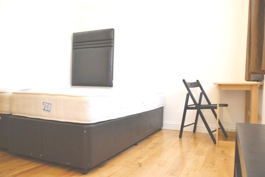 Flat Cheniston Gardens in Greater London