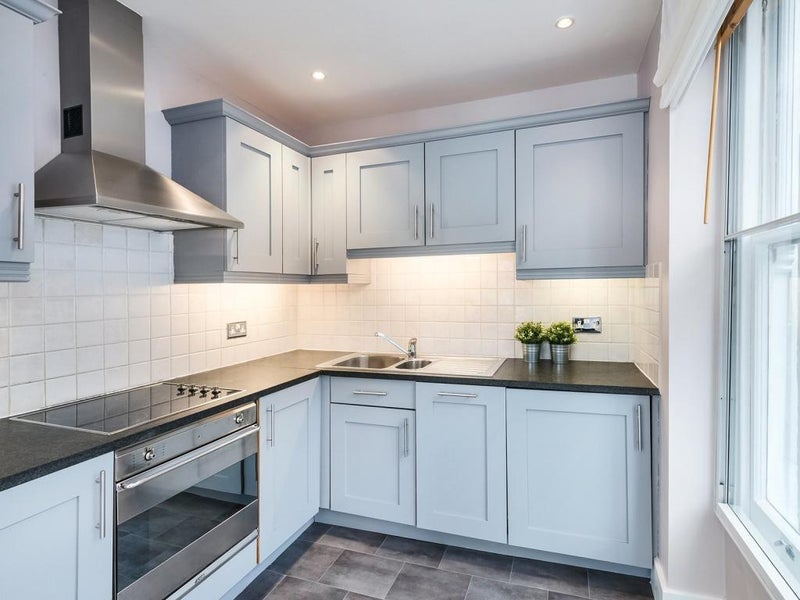 Flat Poppin's Court in City of London