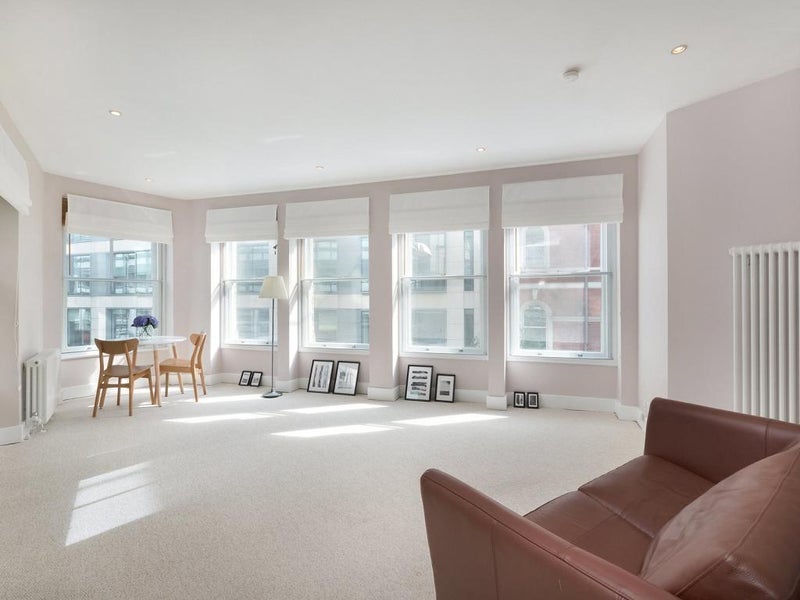 Flat Poppin's Court in City of London