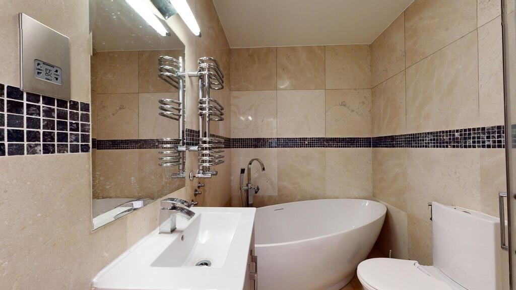 Flat Gunnersbury Avenue in Greater London