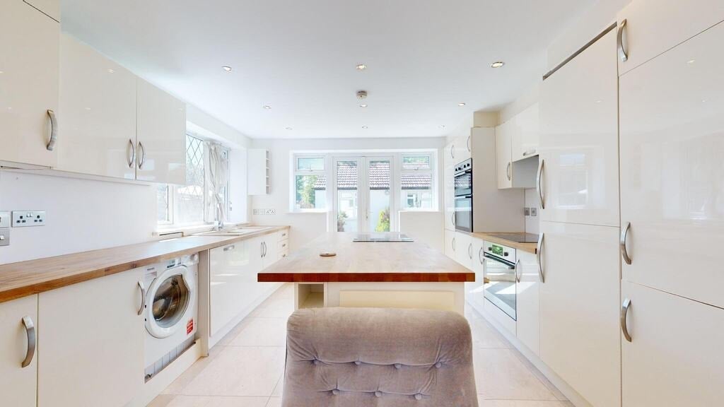 Flat Gunnersbury Avenue in Greater London