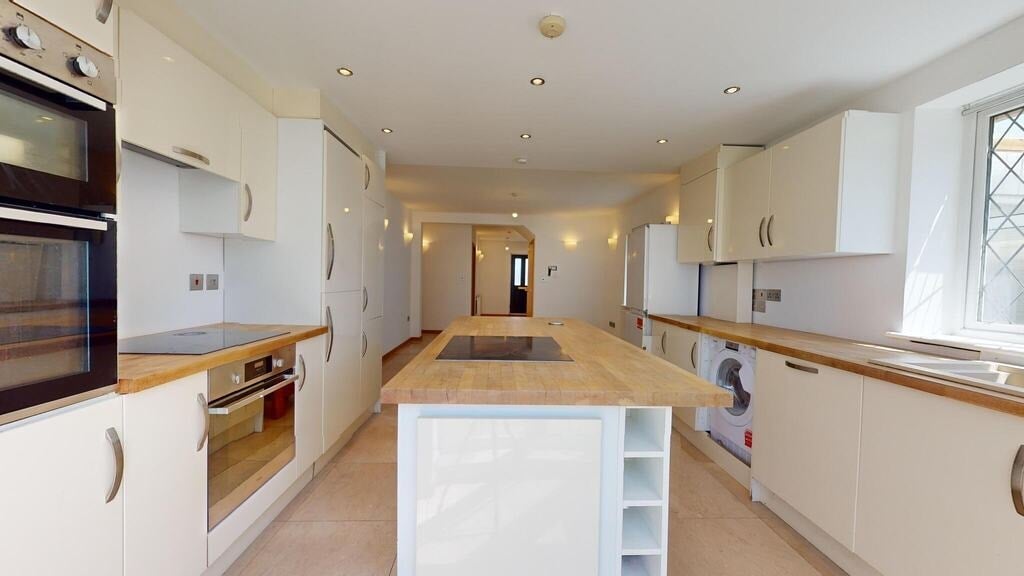 Flat Gunnersbury Avenue in Greater London