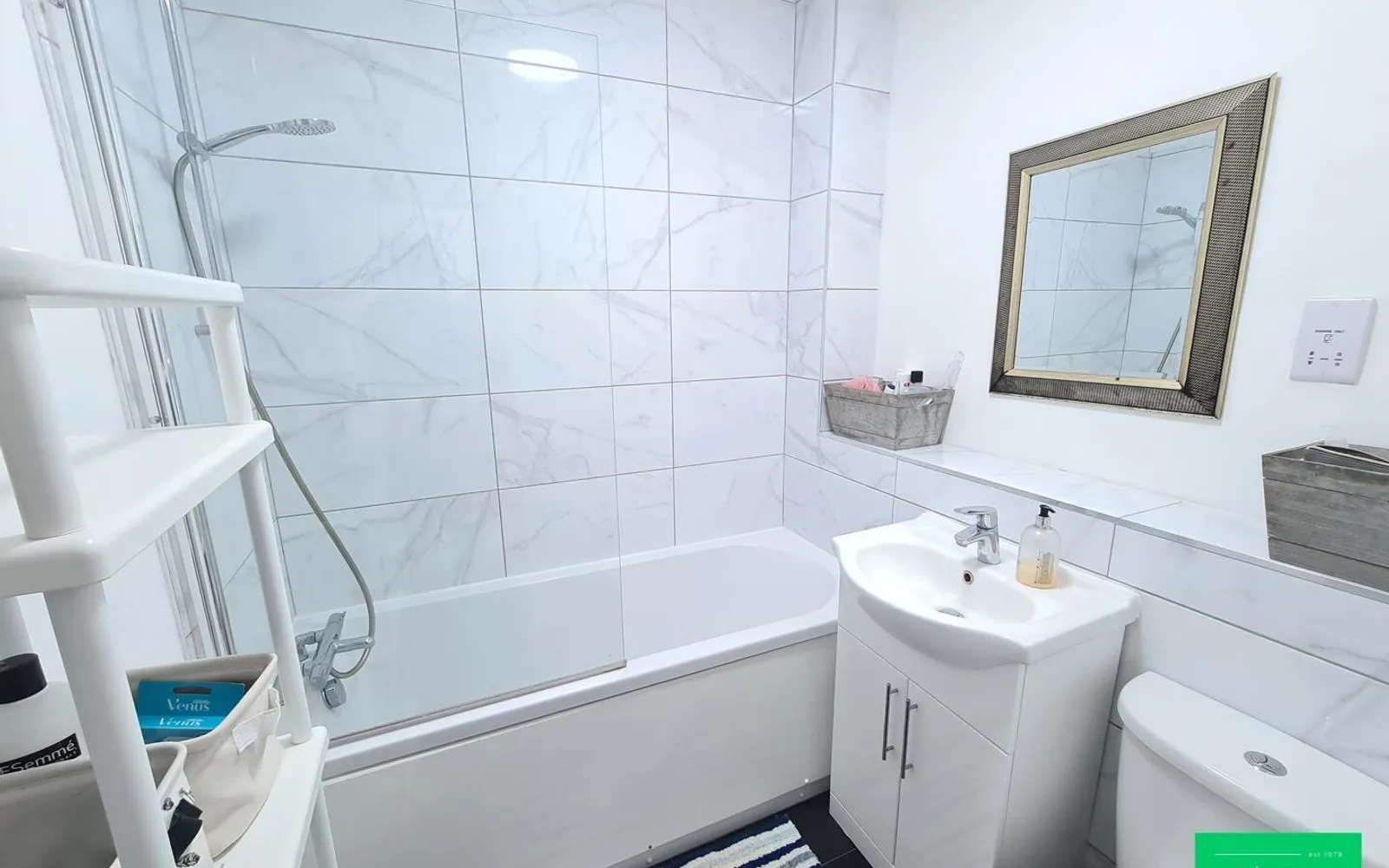 Room Friern Barnet Lane in Greater London