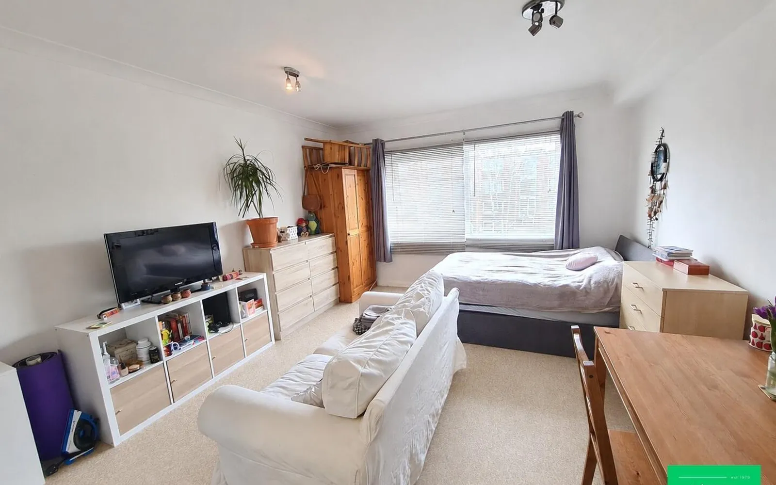Room Friern Barnet Lane in Greater London