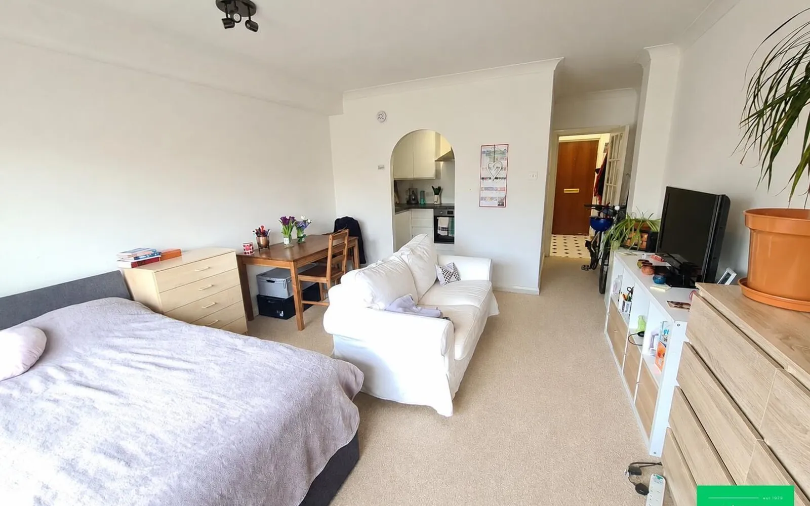 Room Friern Barnet Lane in Greater London