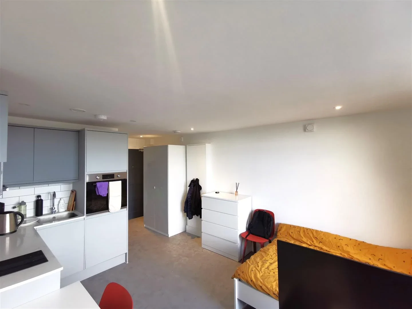 Flat Fyfield Road in Greater London