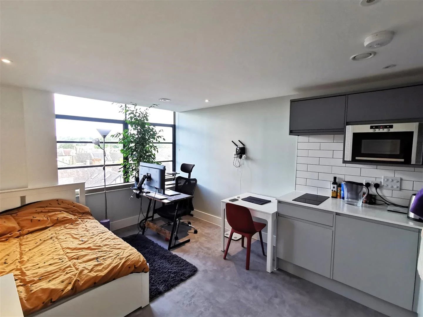 Flat Fyfield Road in Greater London