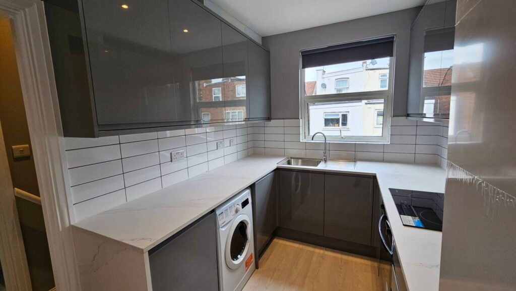 Flat Belton Road in Greater London