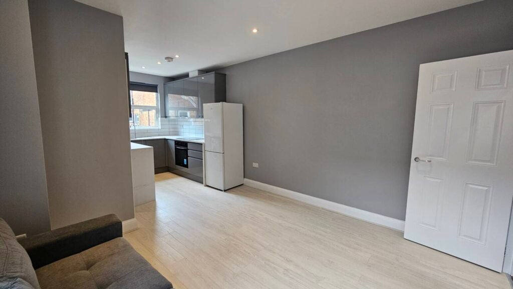 Flat Belton Road in Greater London