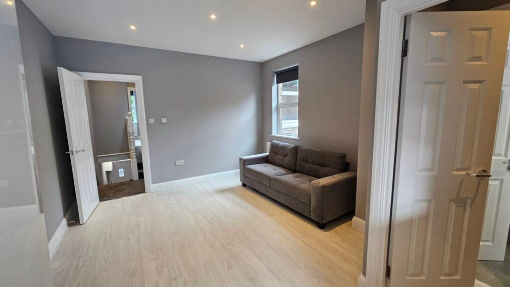 Flat Belton Road in Greater London