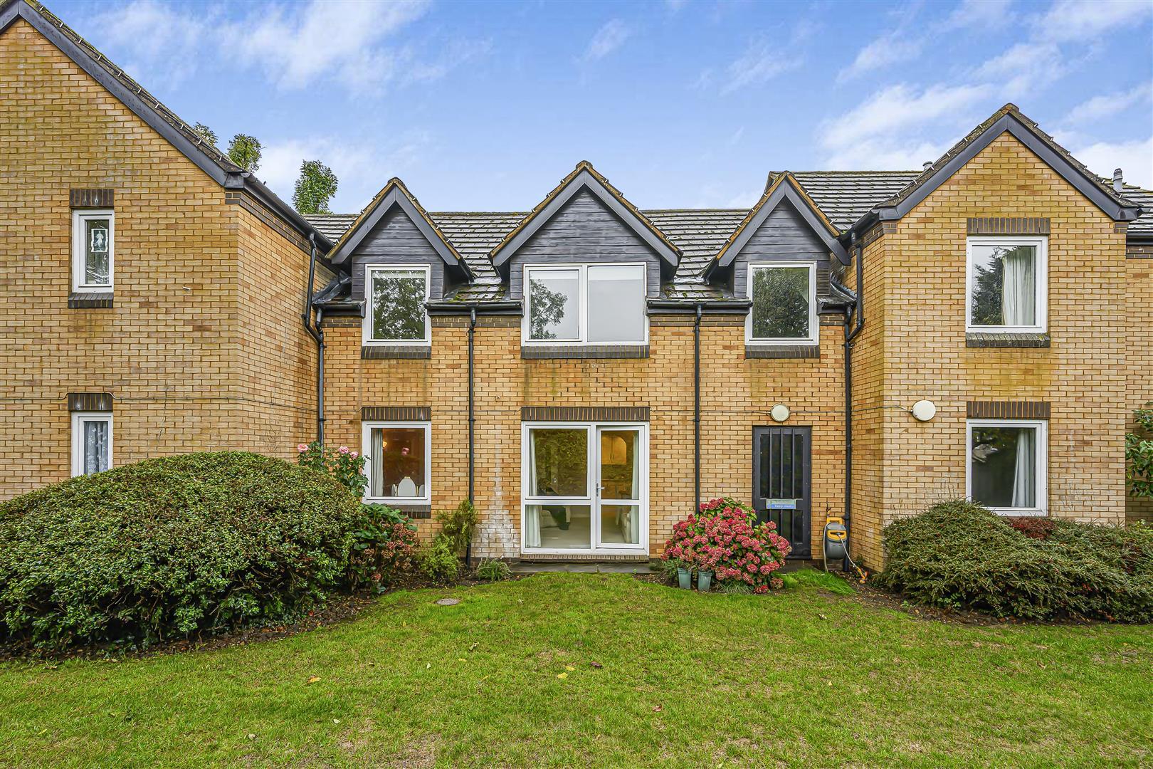 Flat Kings Head Hill in Greater London