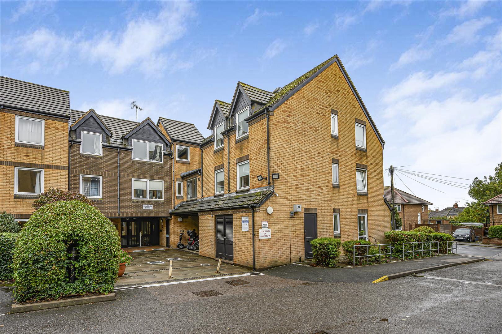 Flat Kings Head Hill in Greater London