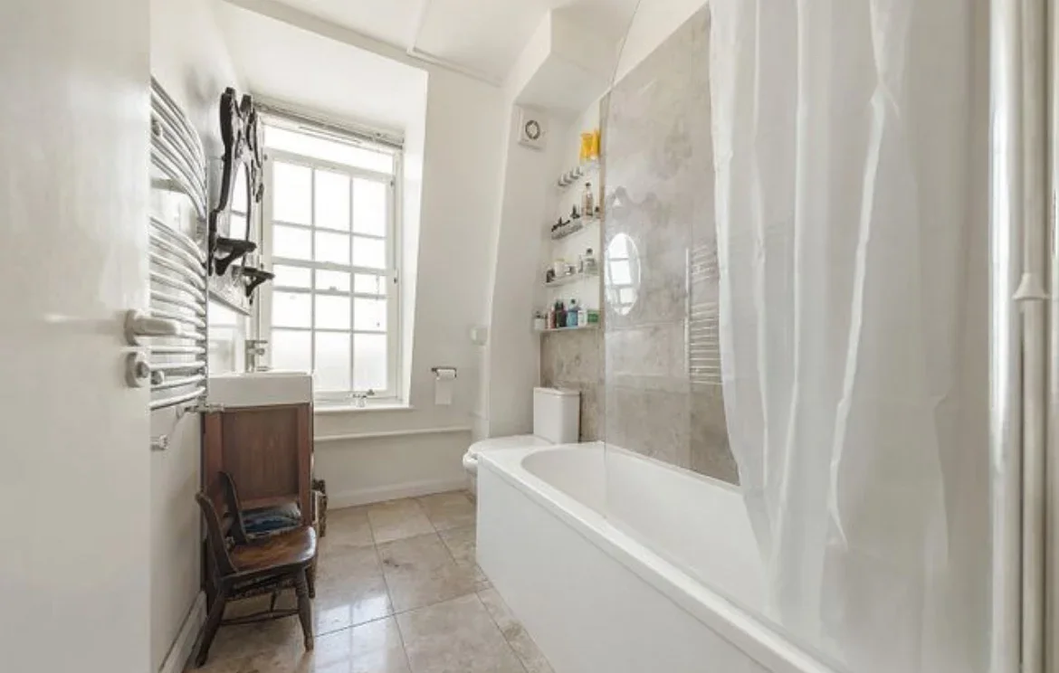 Flat Ferndale Road in Greater London