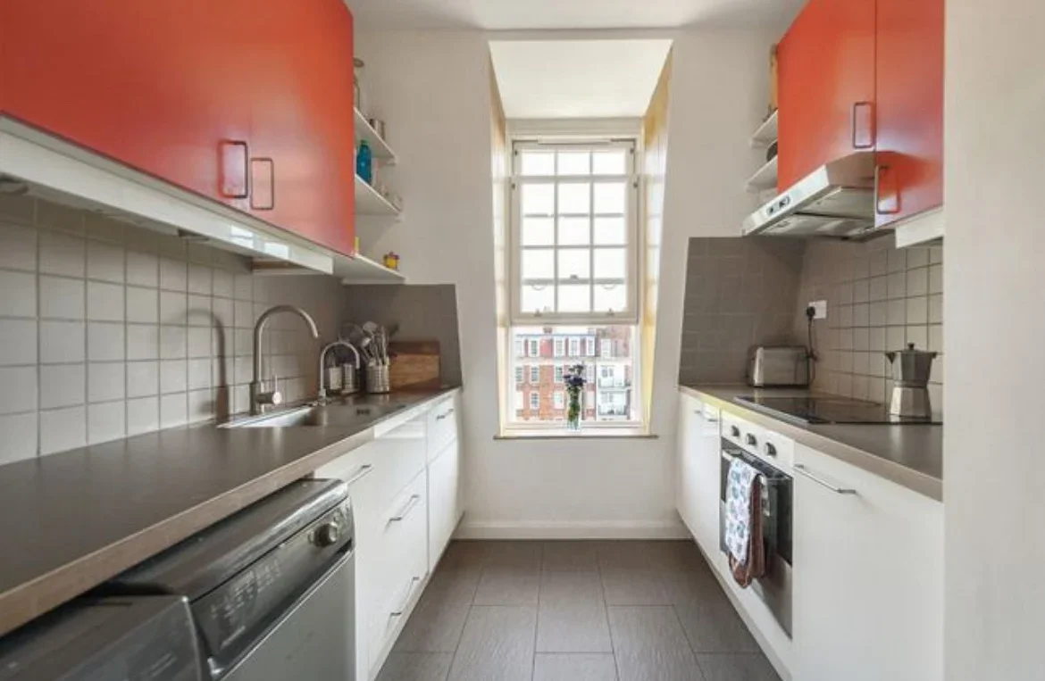 Flat Ferndale Road in Greater London