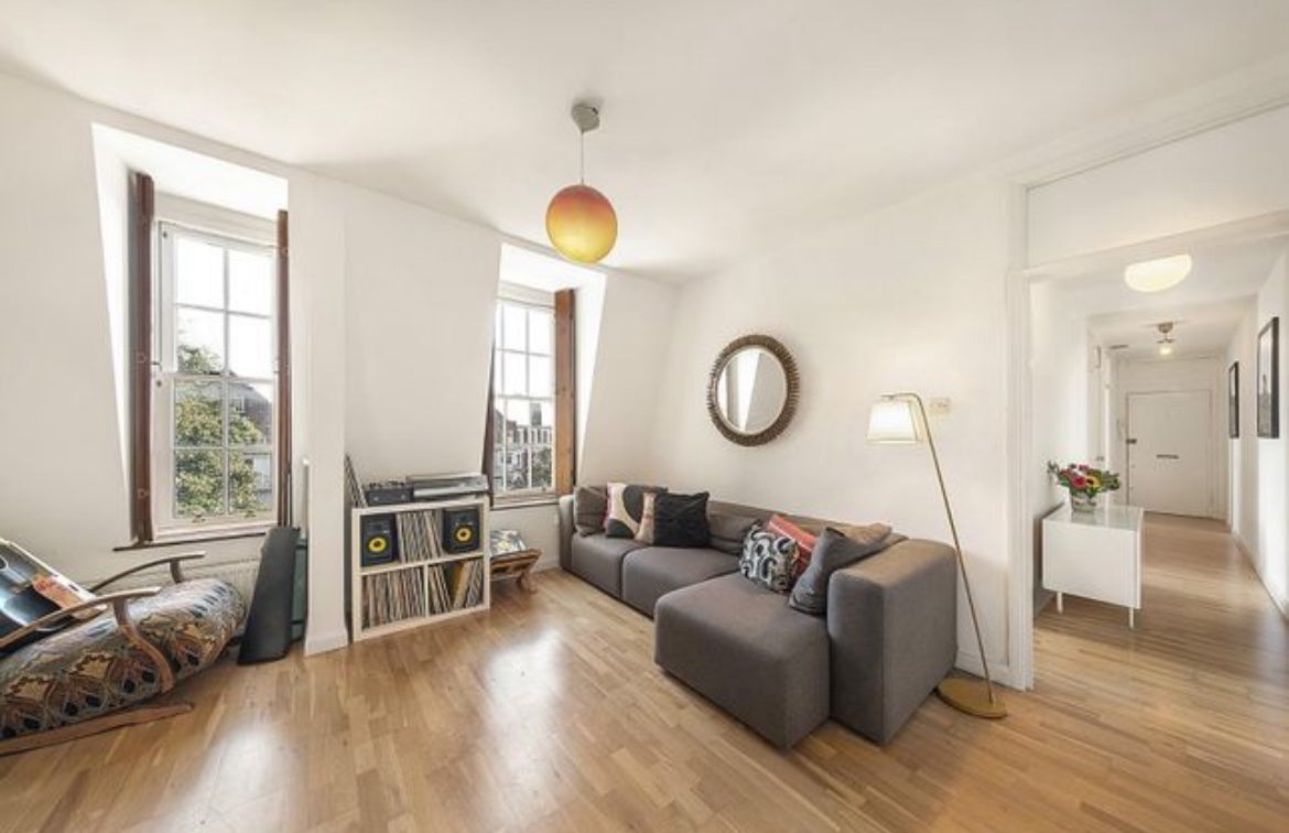 Flat Ferndale Road in Greater London