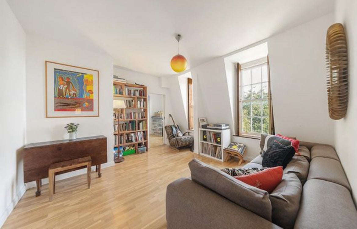 Flat Ferndale Road in Greater London