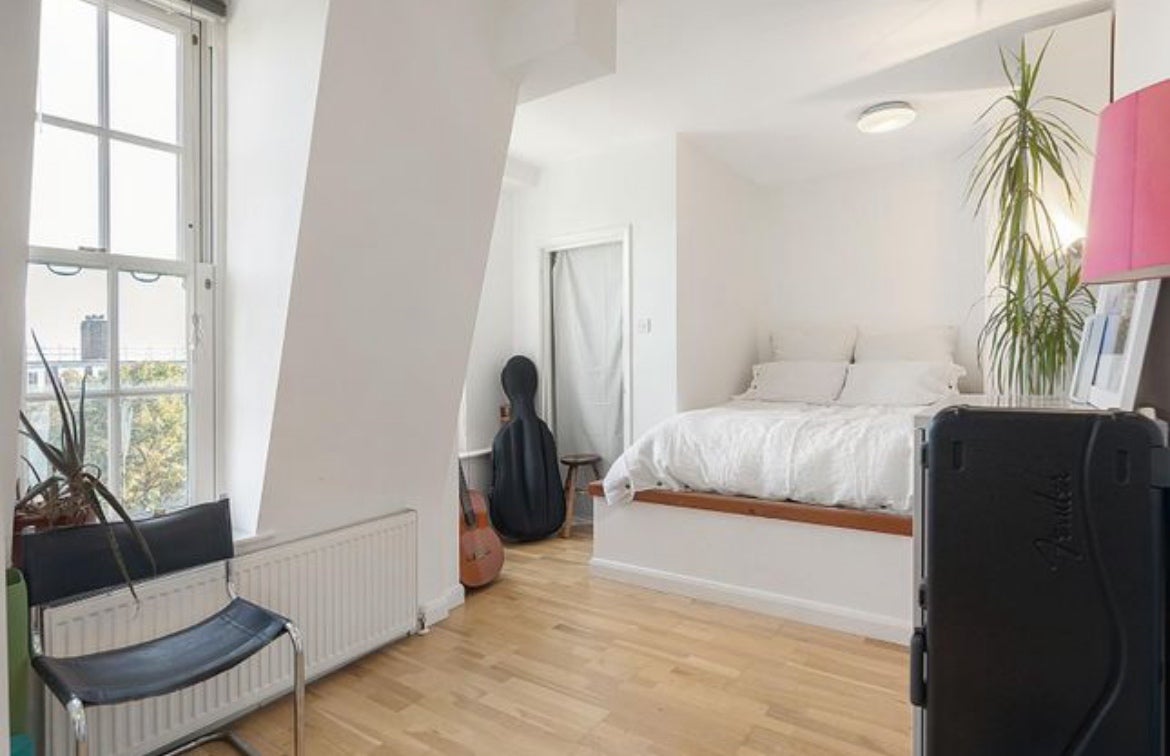 Flat Ferndale Road in Greater London