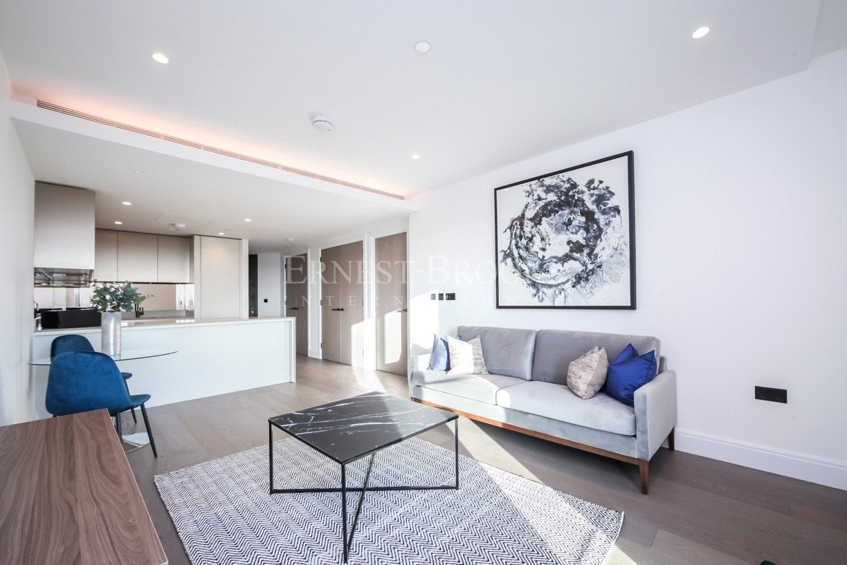 Flat Albert Embankment in Greater London