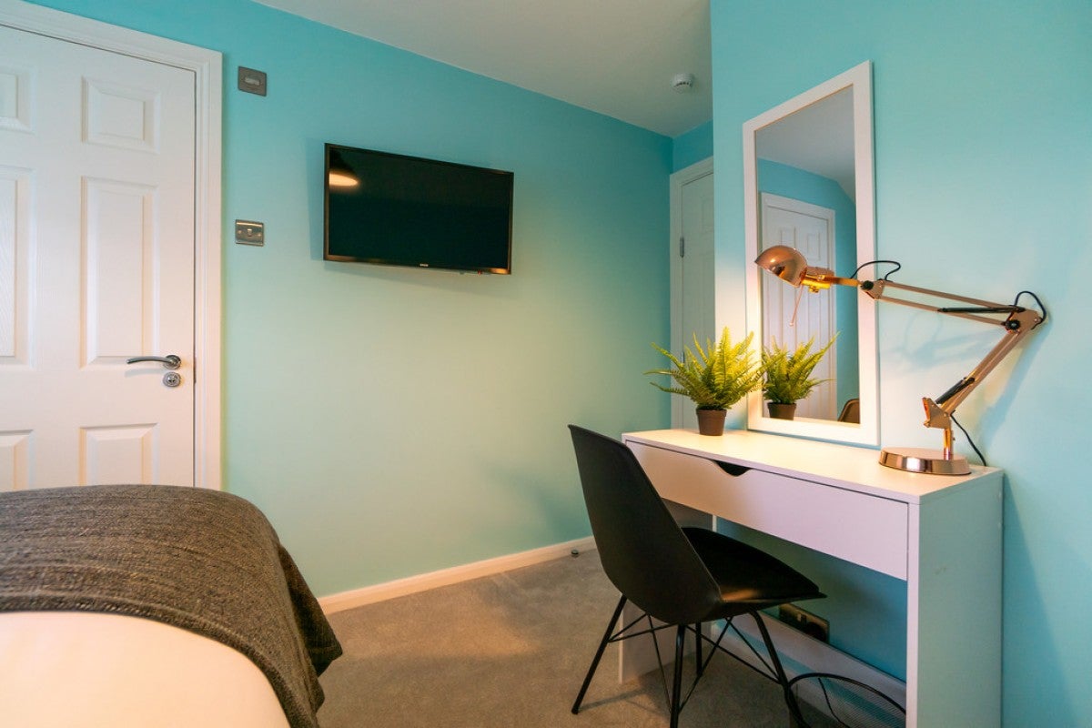 Room St Saviours Road in Reading