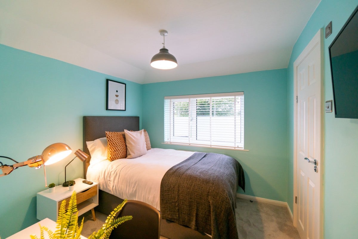 Room St Saviours Road in Reading