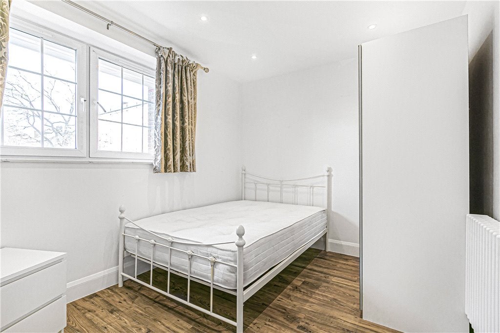 Flat Long Lane in Greater London