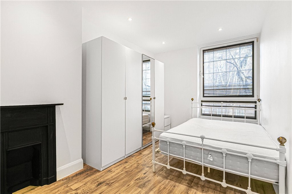 Flat Long Lane in Greater London