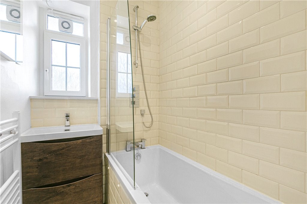 Flat Long Lane in Greater London