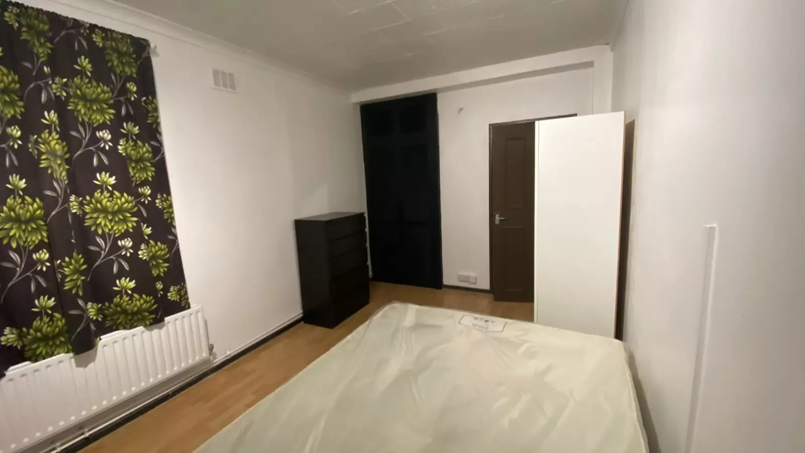 Flat Borrodaile Road in Greater London
