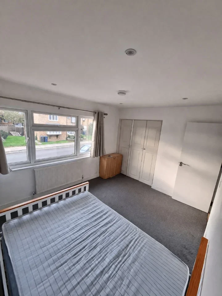 House Goldsmith Avenue in Greater London