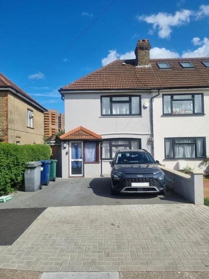 House Goldsmith Avenue in Greater London