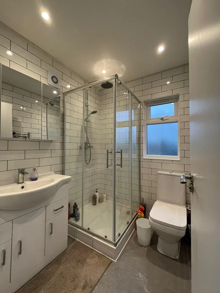 House Goldsmith Avenue in Greater London