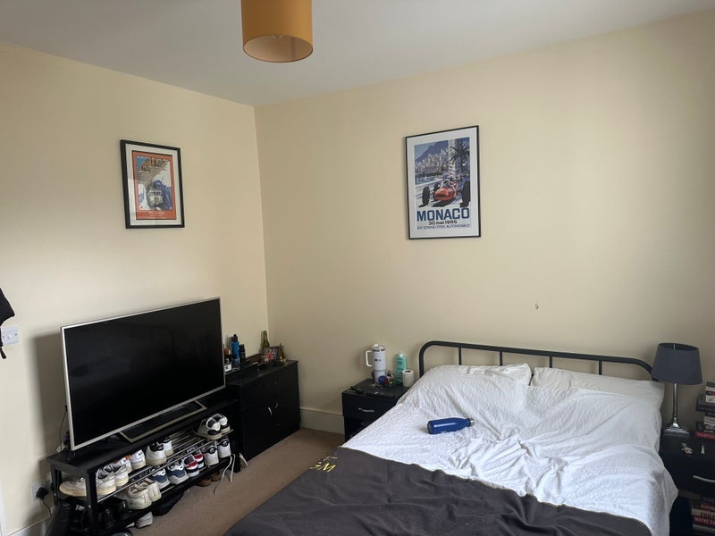 Room Aspley Road in Greater London