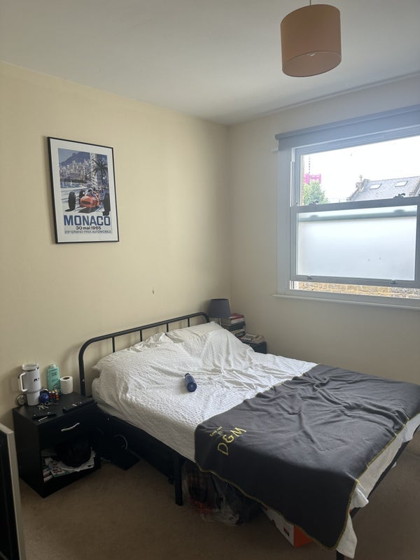 Room Aspley Road in Greater London