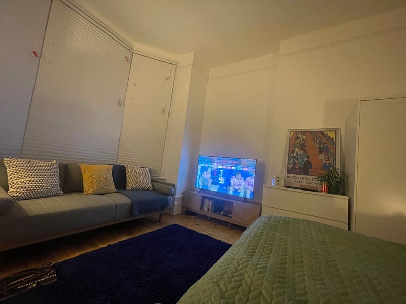 Flat Whitworth Road in Greater London