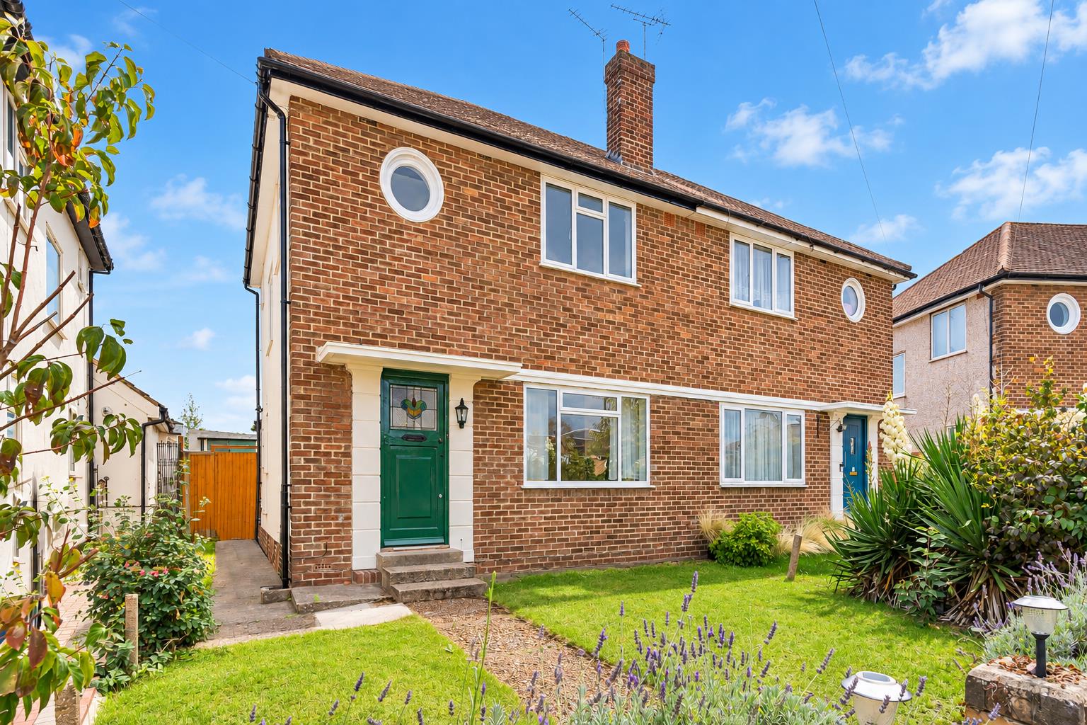 House Wolsey Close in Greater London