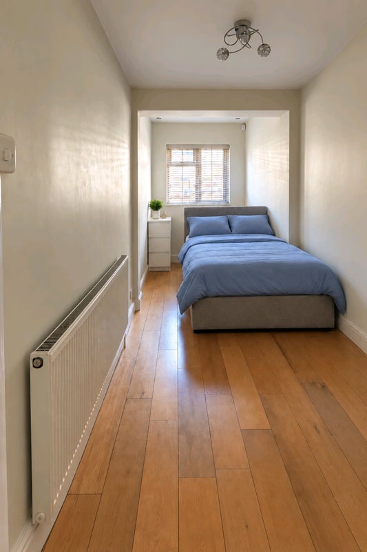 Room Cleves Road in Greater London