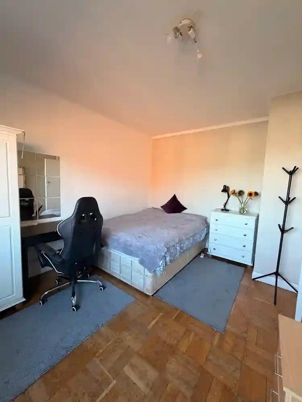 Room Long Lane in Greater London