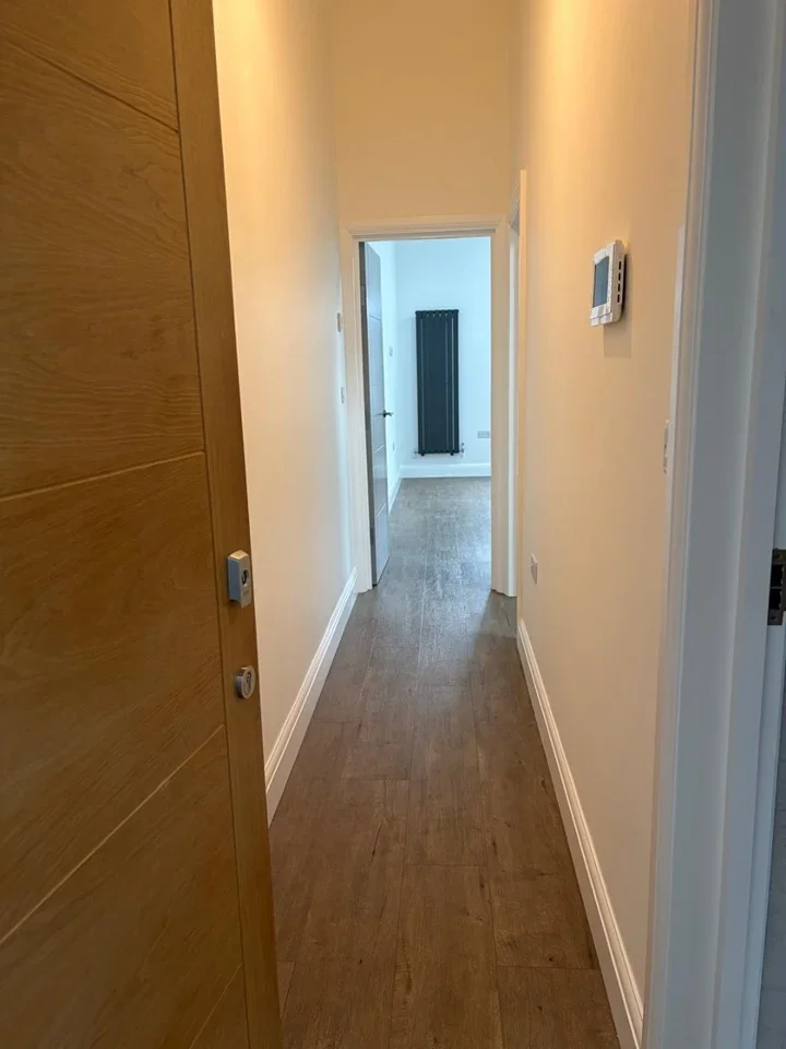 Flat Holland Road in Greater London