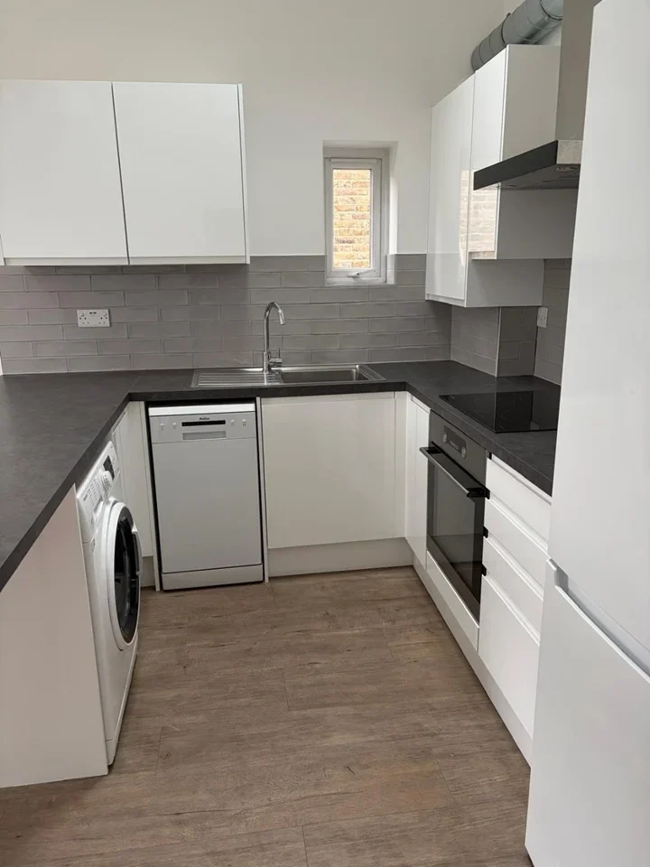 Flat Holland Road in Greater London