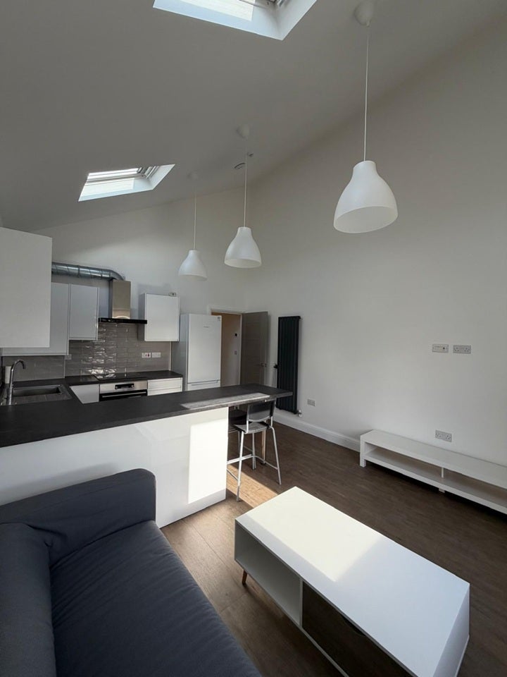 Flat Holland Road in Greater London