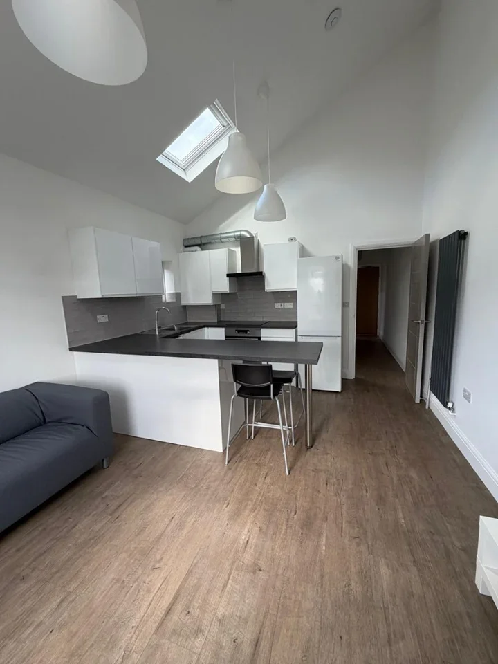 Flat Holland Road in Greater London