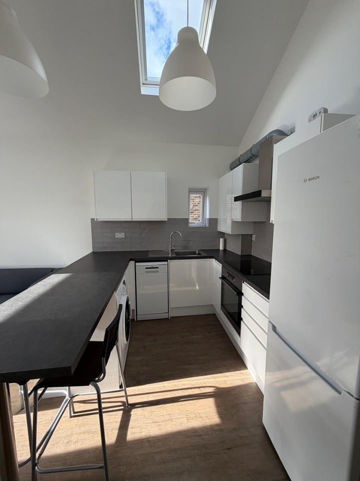 Flat Holland Road in Greater London