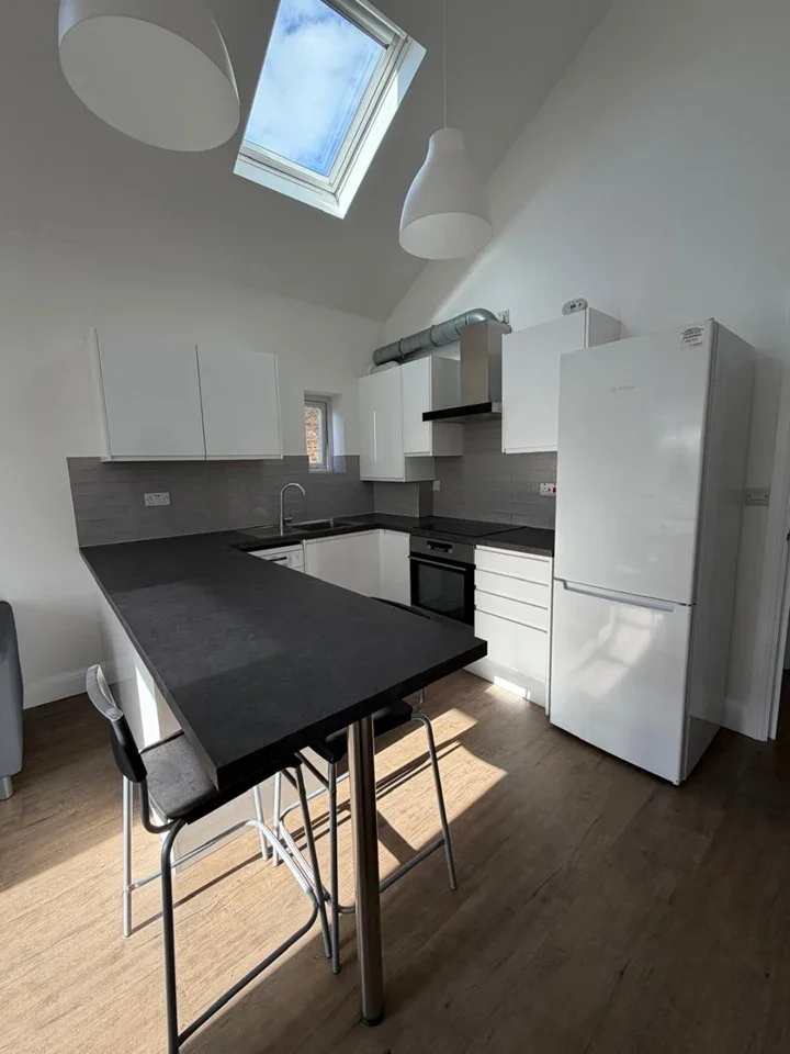 Flat Holland Road in Greater London
