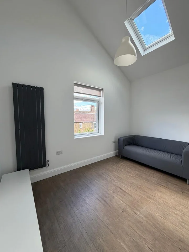 Flat Holland Road in Greater London