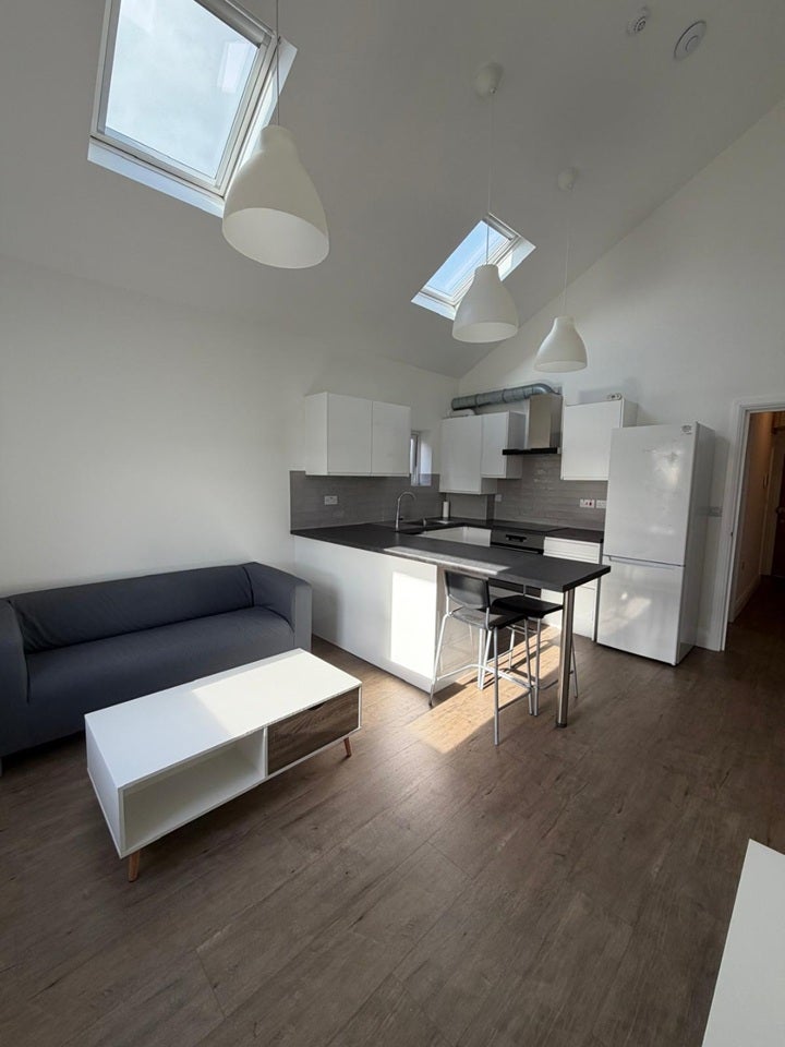 Flat Holland Road in Greater London
